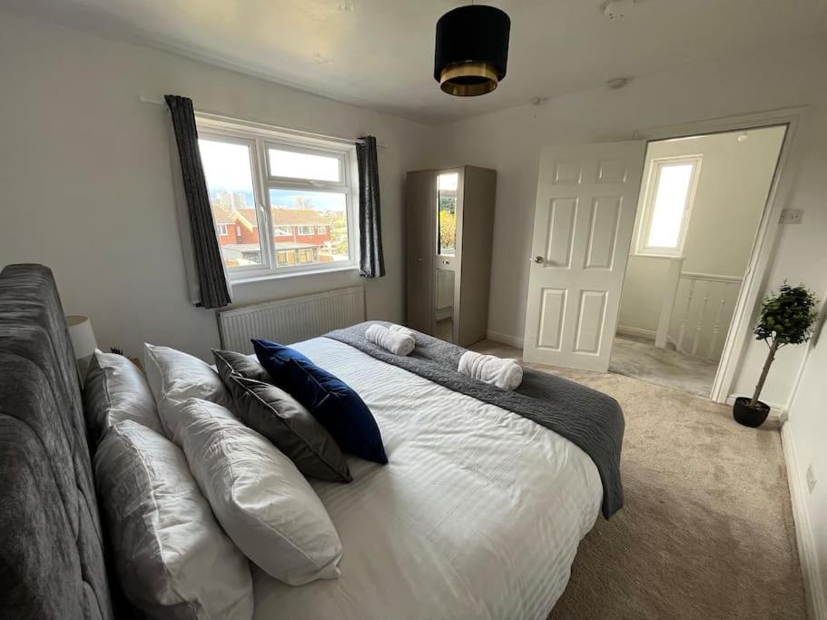 Modern 4-Bed House With Garden & Parking Villa Coventry Exterior photo