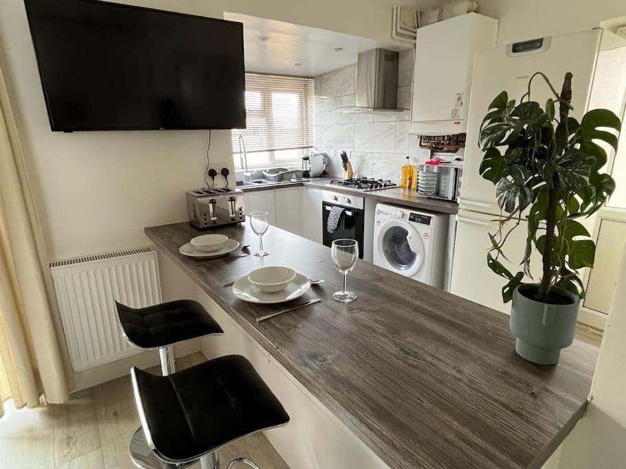 Modern 4-Bed House With Garden & Parking Villa Coventry Exterior photo