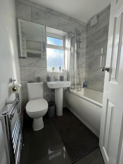 Modern 4-Bed House With Garden & Parking Villa Coventry Exterior photo